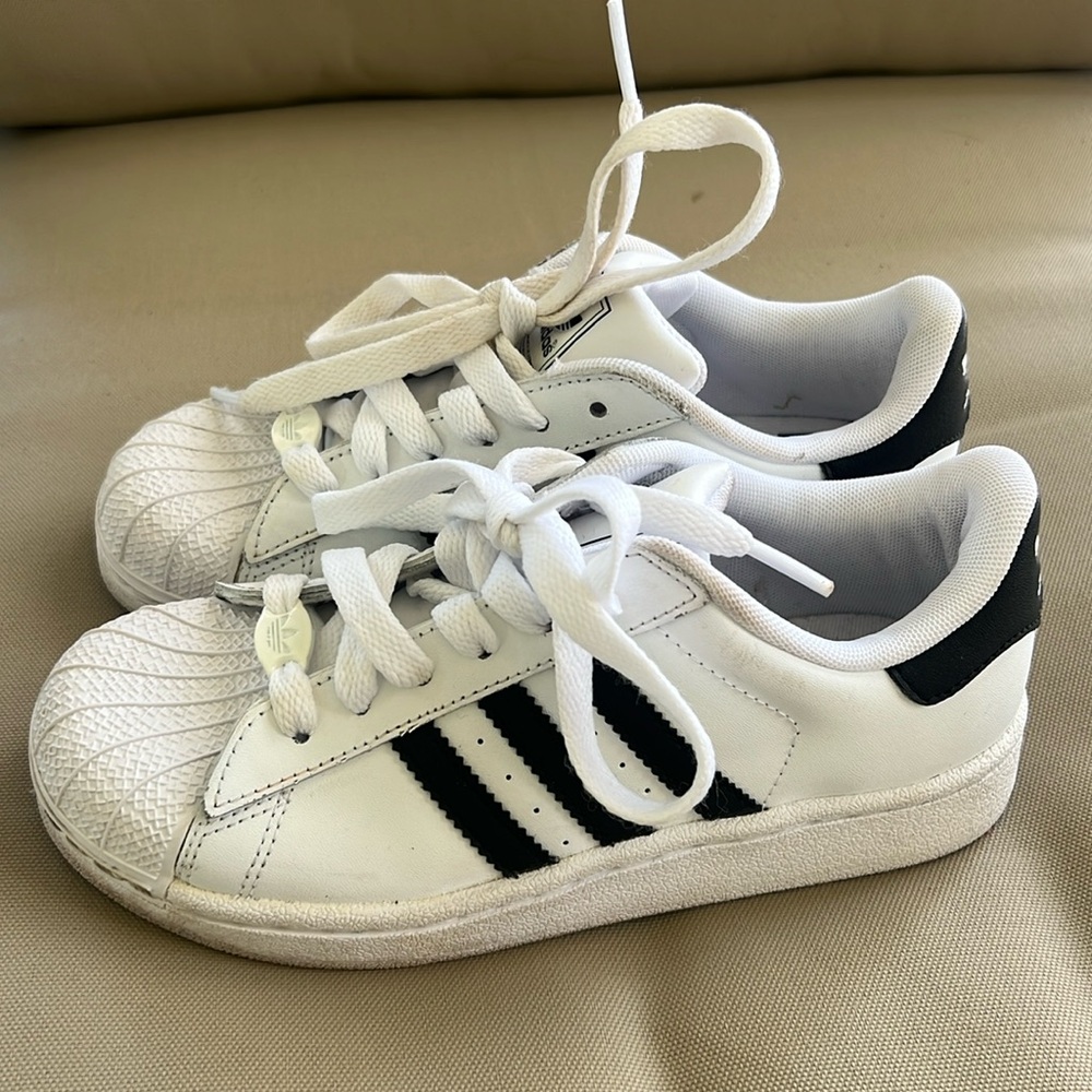 LIKE NEW Adidas unisex Shoes Kids' SIZE 1 White/black SY2 035002
